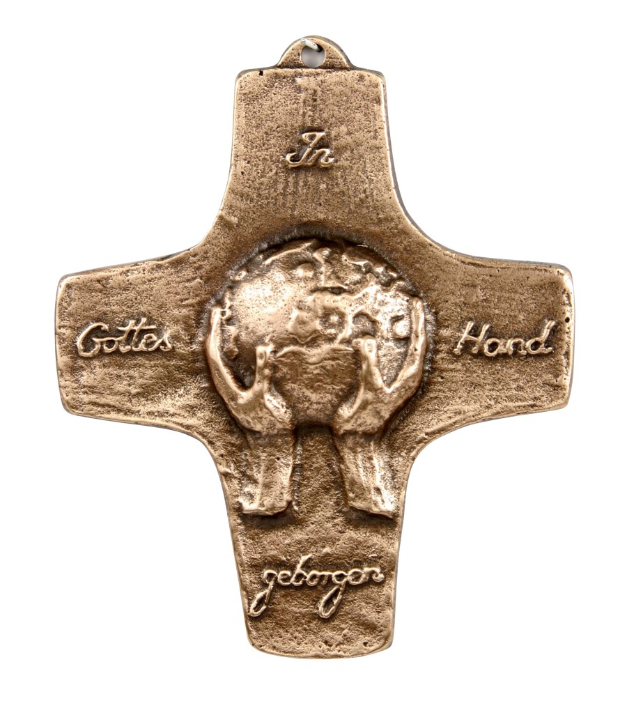 Kommunionkreuz - Die Welt in Gottes Händen