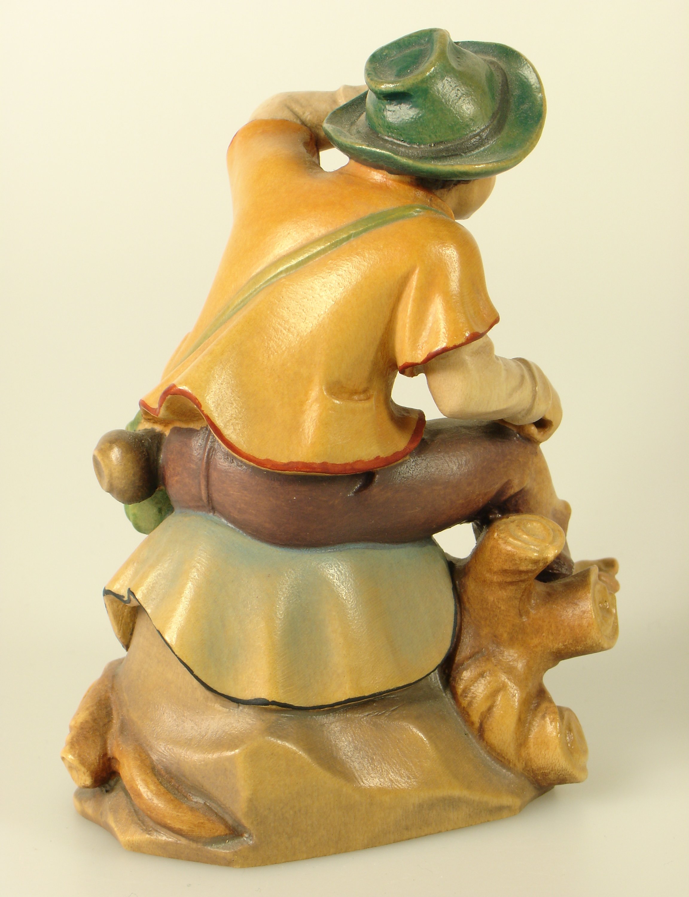 Kostner-Krippe - Junge sitzend mit Hut - 16 cm & Coloriert