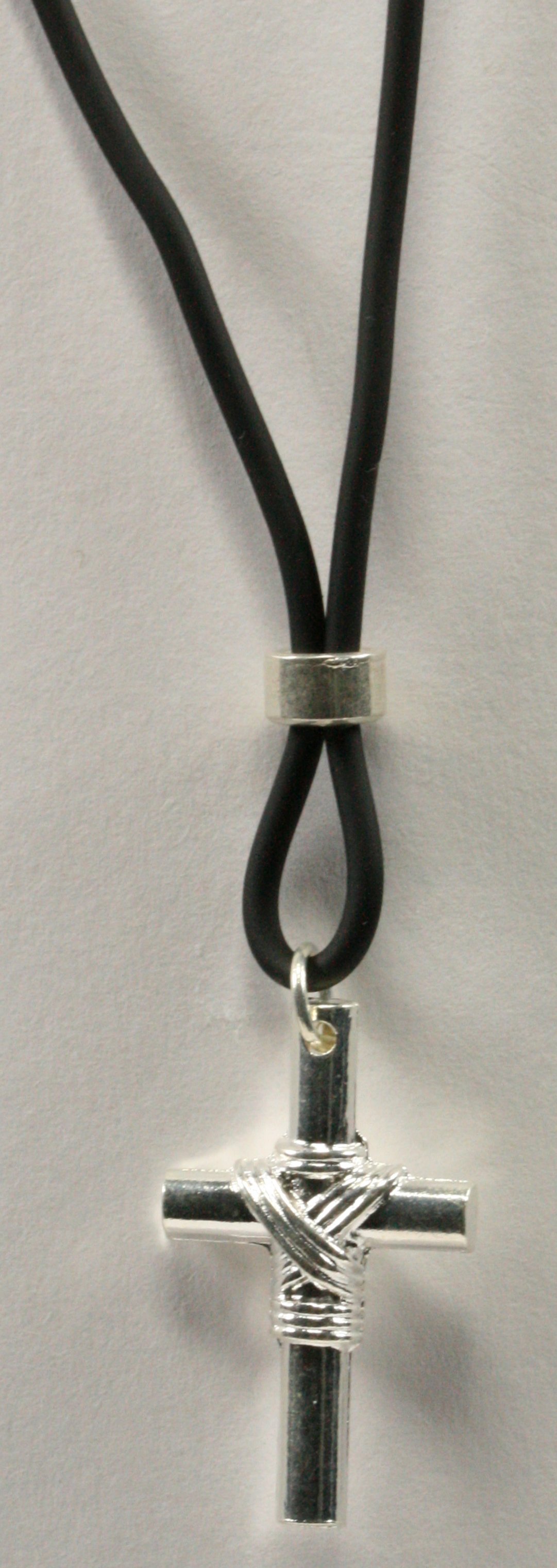 Halskette - Silberfarbenes Kreuz & Knoten
