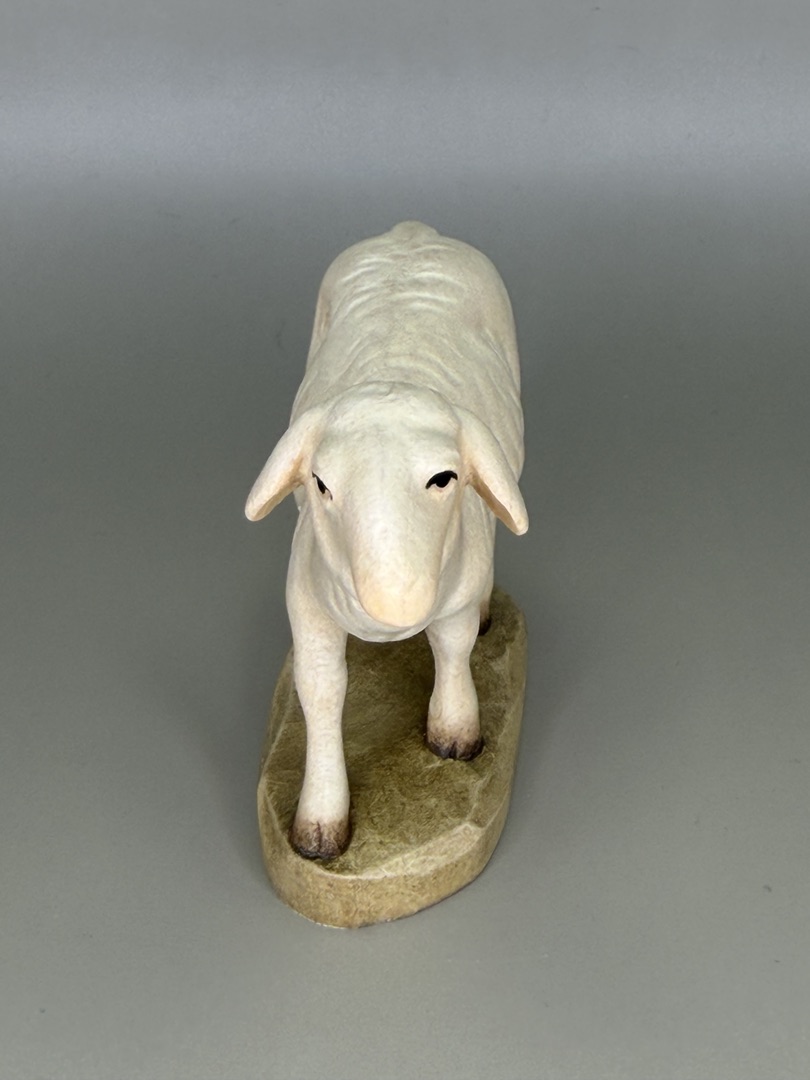 Karl-Kuolt-Krippe  - Schaf stehend und schauend