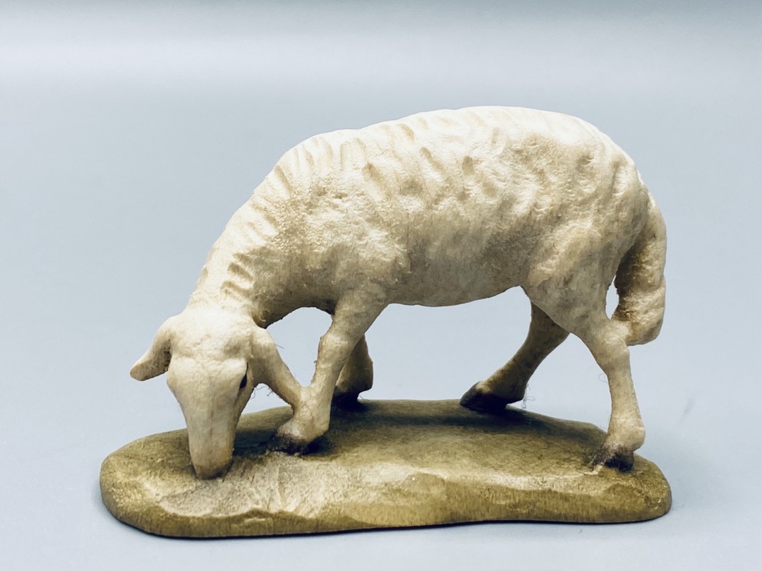 Karl-Kuolt-Krippe  - Schaf äsend links